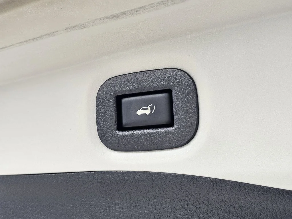 Used 2020 White Nissan SL image 10