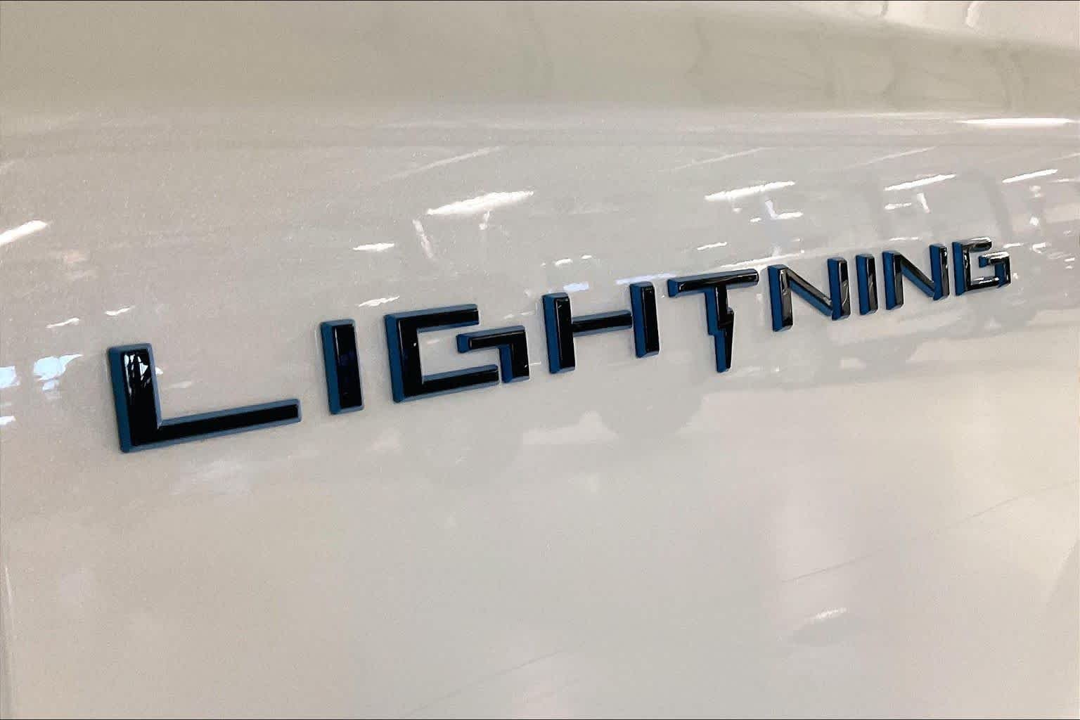 Used 2023 Star White Metallic Tri-Coat Ford Platinum image 9