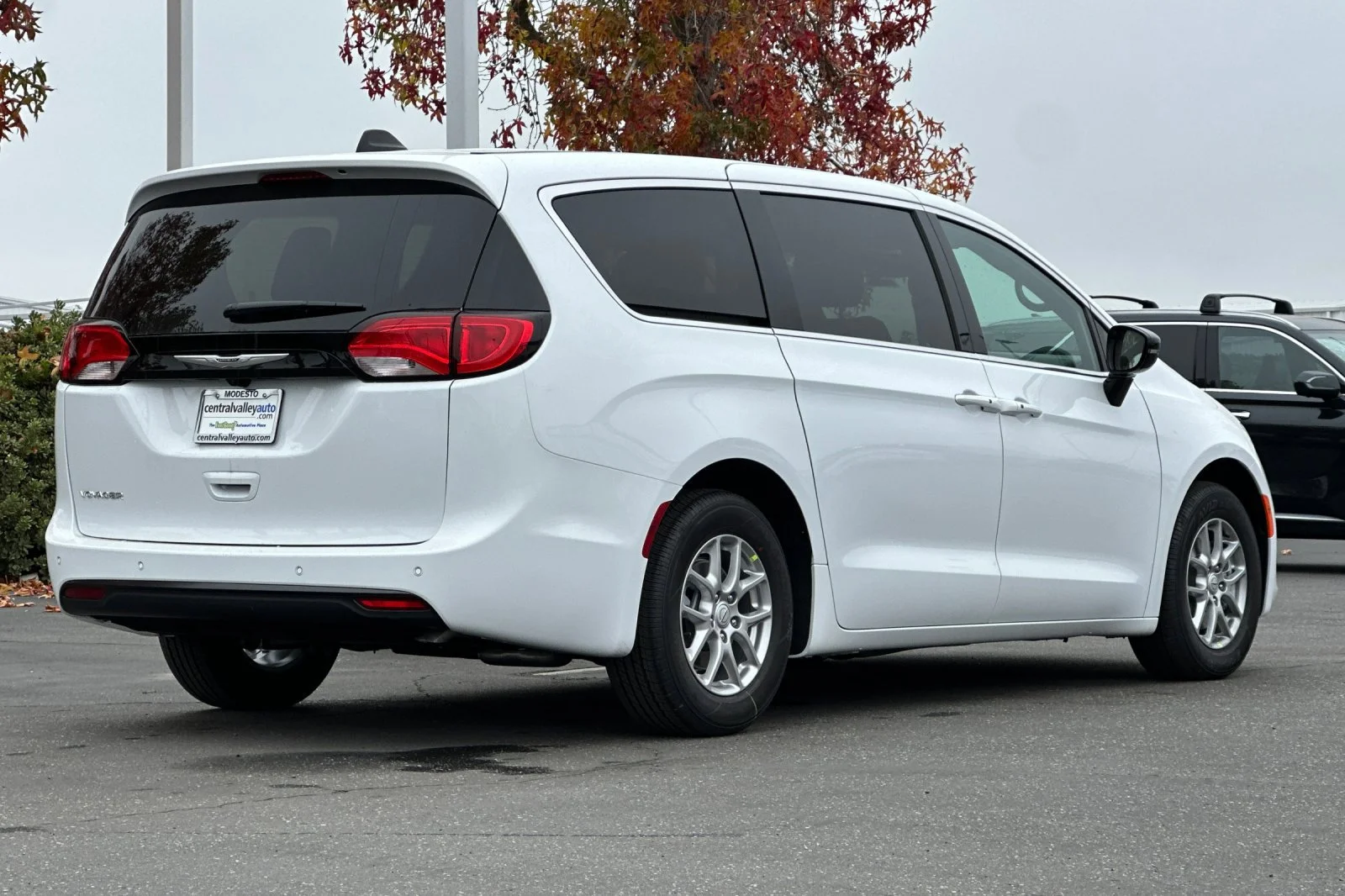 New 2026 Bright White Clear-Coat Exterior Paint Chrysler LX image 4