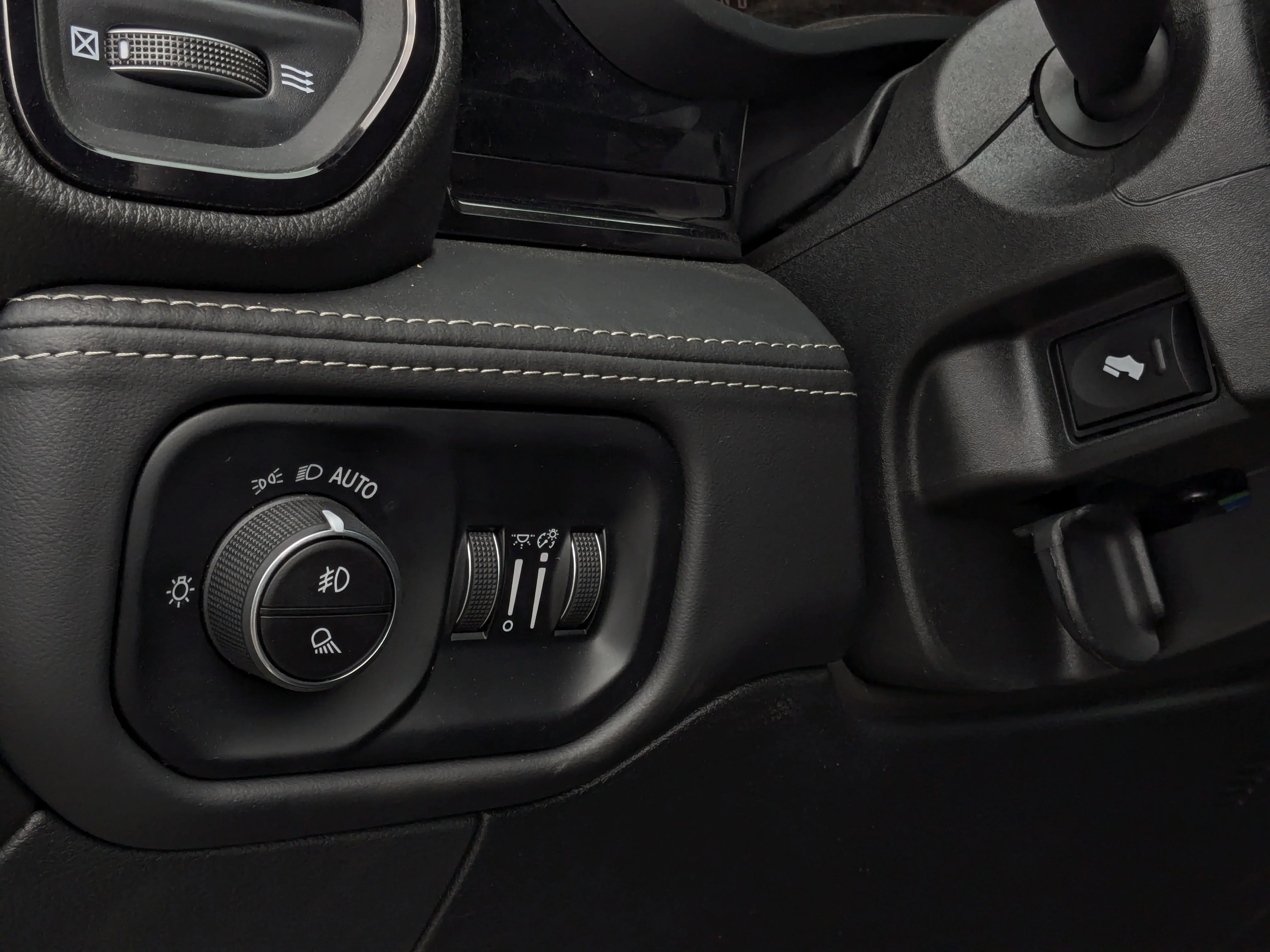 New 2026 Black RAM Limited - 5th Wheel/Gooseneck Prep - 360 Cameras - Sunroof & Tons More! image 16