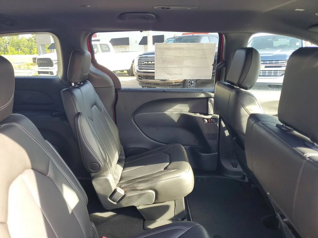 2025 Chrysler Voyager LX - Photo 30