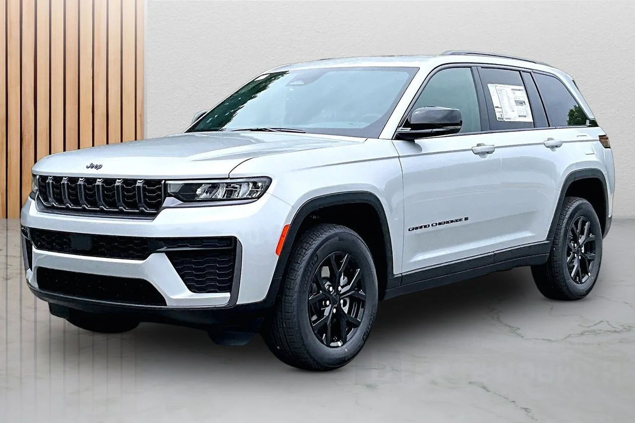 New 2026 Silver Zynith Exterior Paint Jeep Altitude image 4