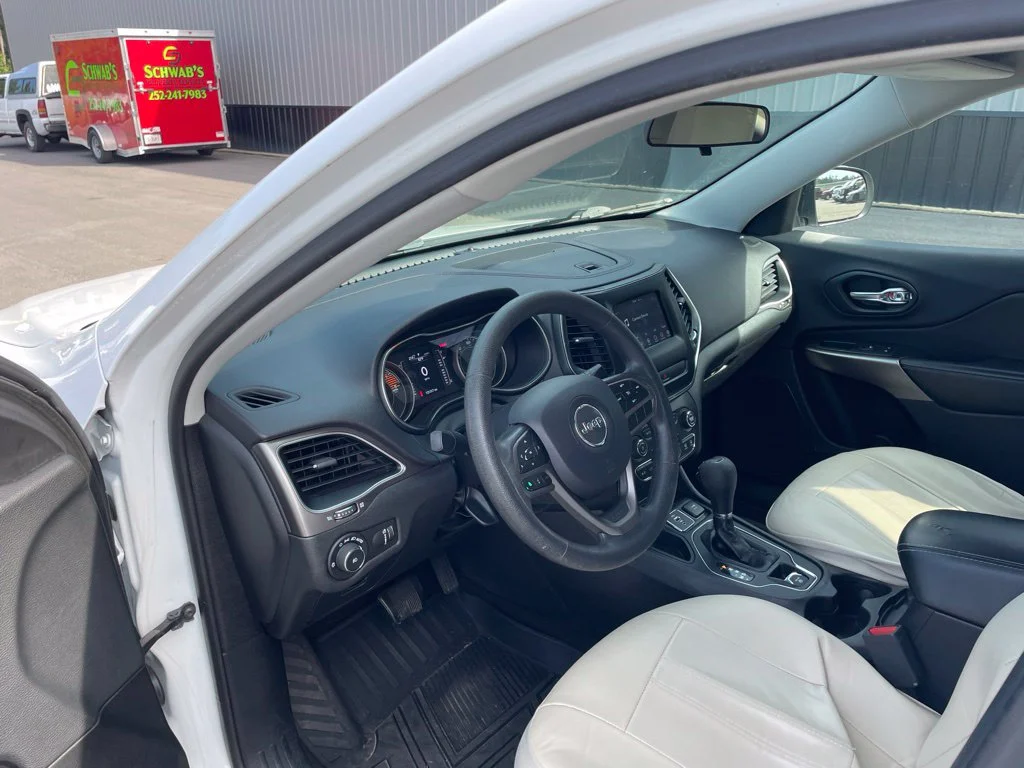 Used 2019 White Jeep Latitude image 5