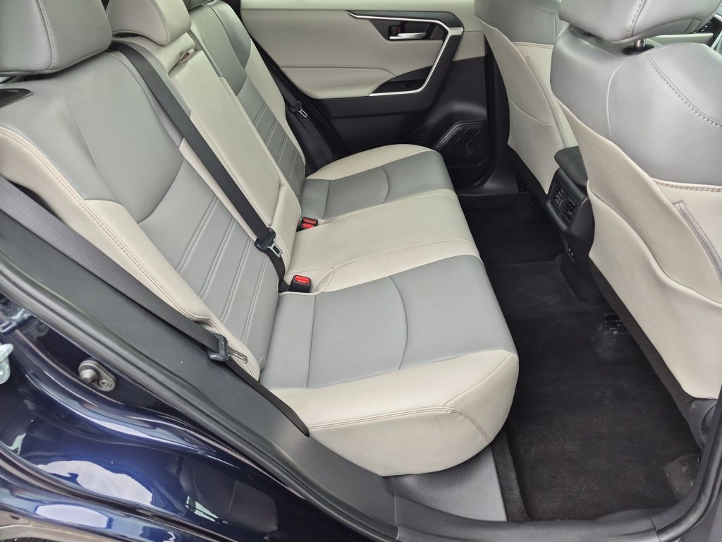 Used 2023  Toyota XLE Premium image 29