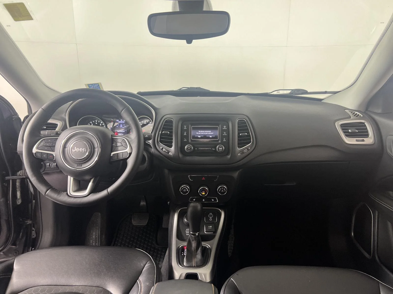 Used 2018 Granite Crystal Metallic Clearcoat Jeep Latitude image 3