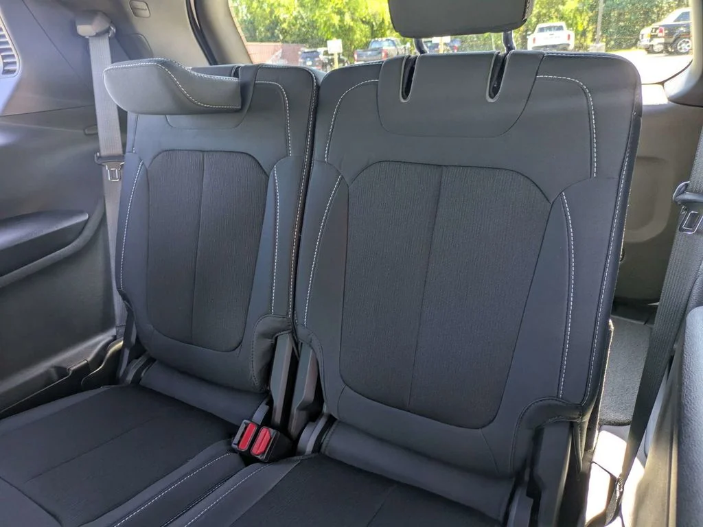 New 2026 Bright White Clear-Coat Exterior Paint Jeep Laredo X image 17