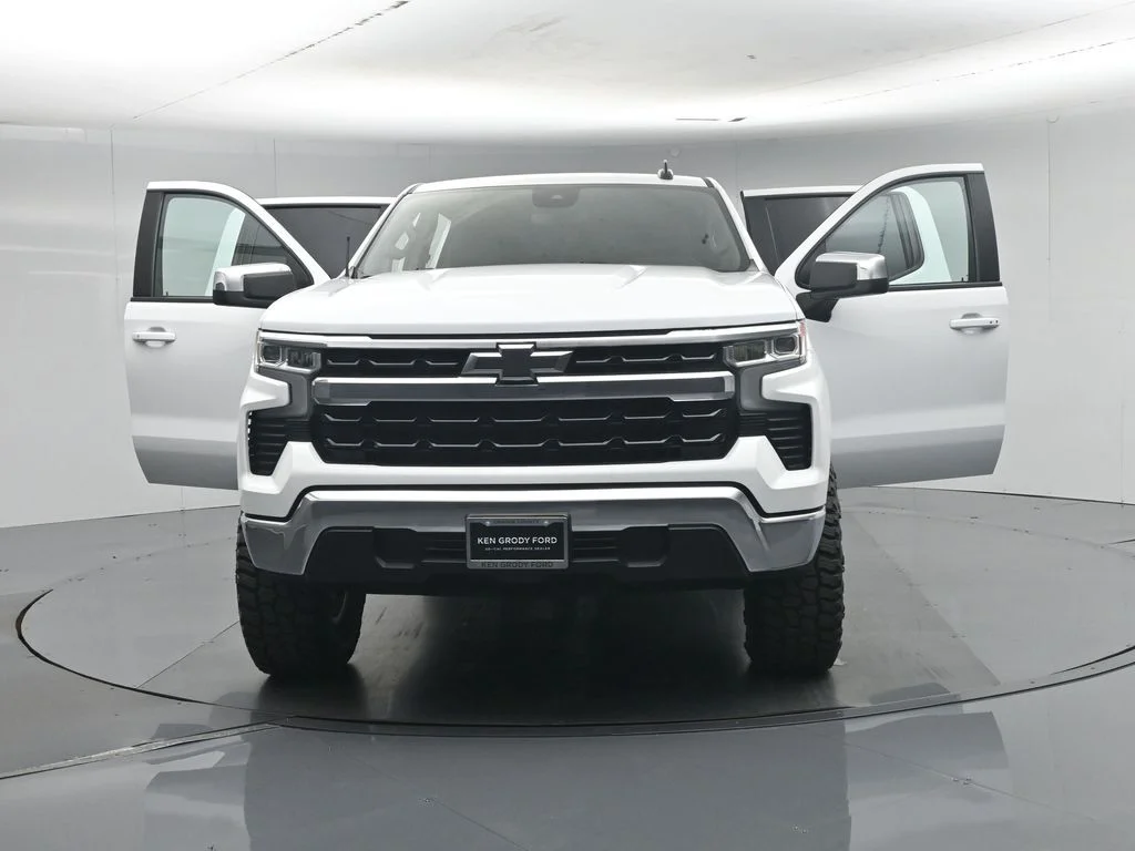 Used 2023 White Chevrolet LT image 34
