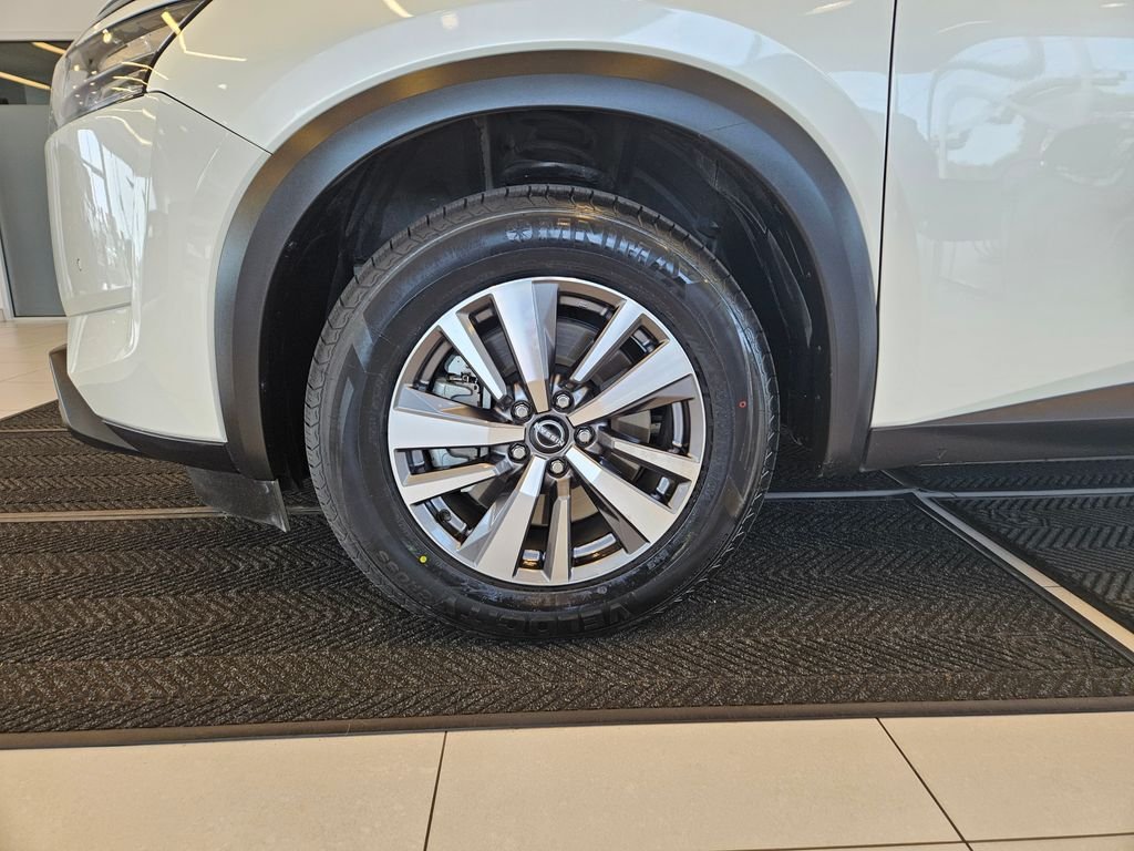 Used 2023 Pearl White Nissan SL image 12