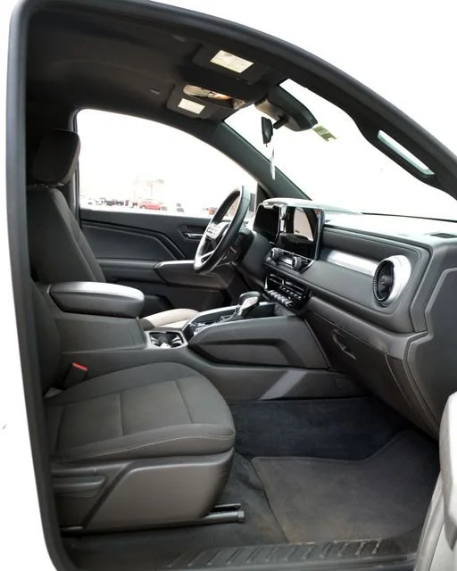 2024 Chevrolet Colorado LT - Photo 11