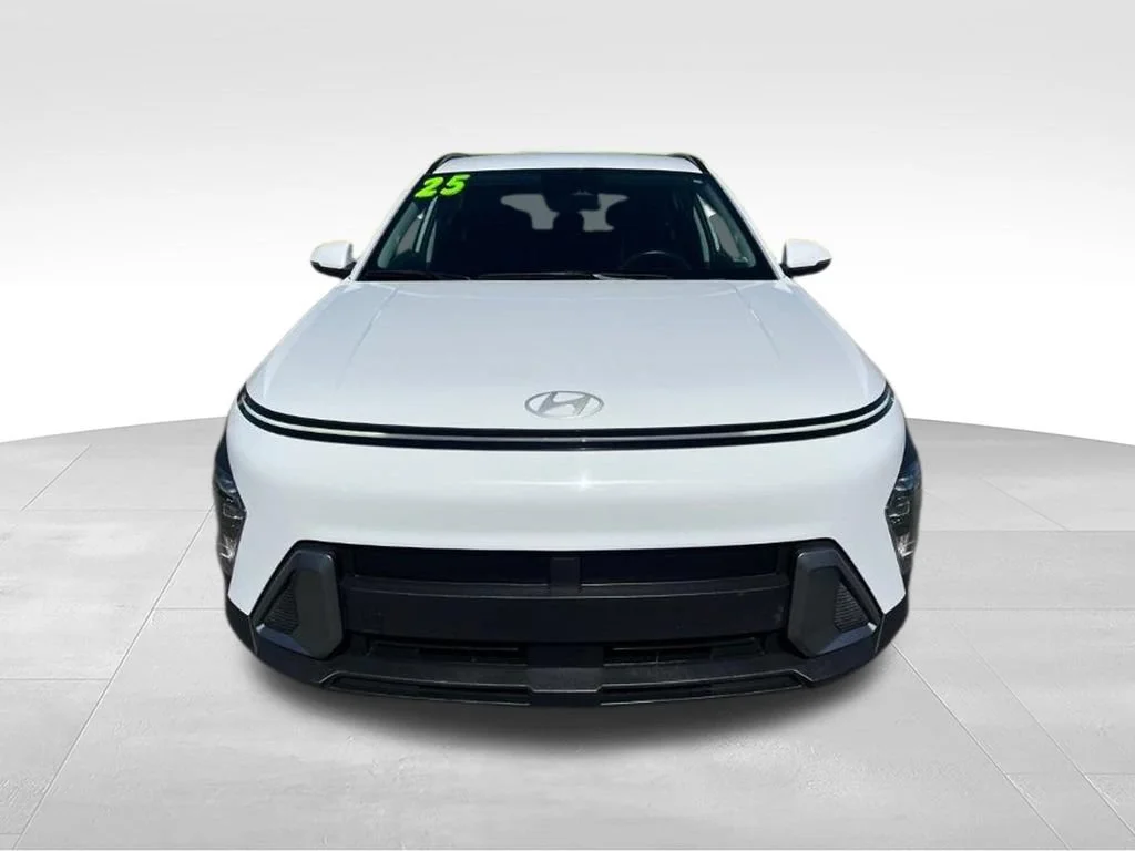 Used 2025 White Hyundai SEL image 2