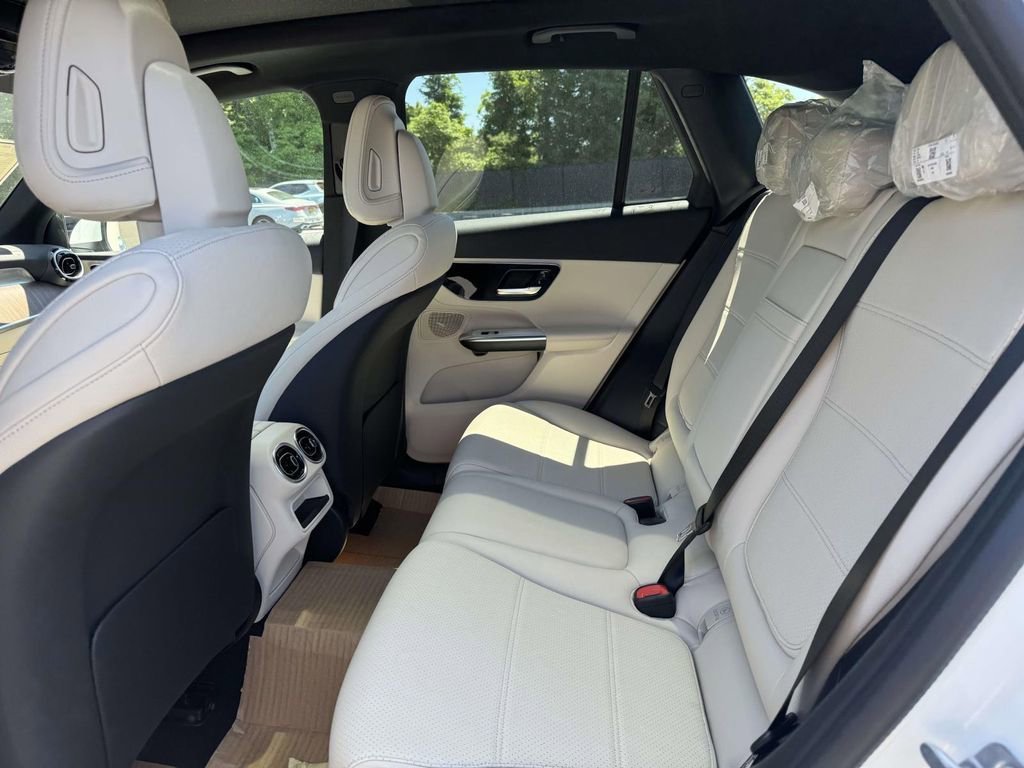 New 2026 Polar White Mercedes-Benz GLC 300 image 30
