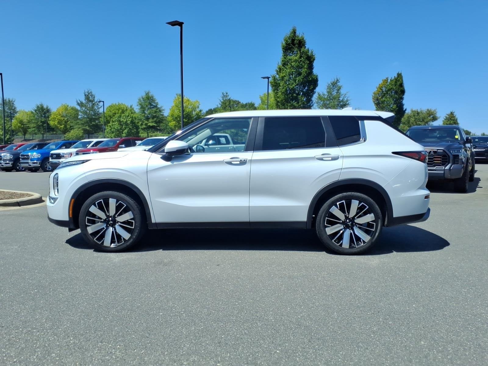 Used 2025  Mitsubishi SE image 3