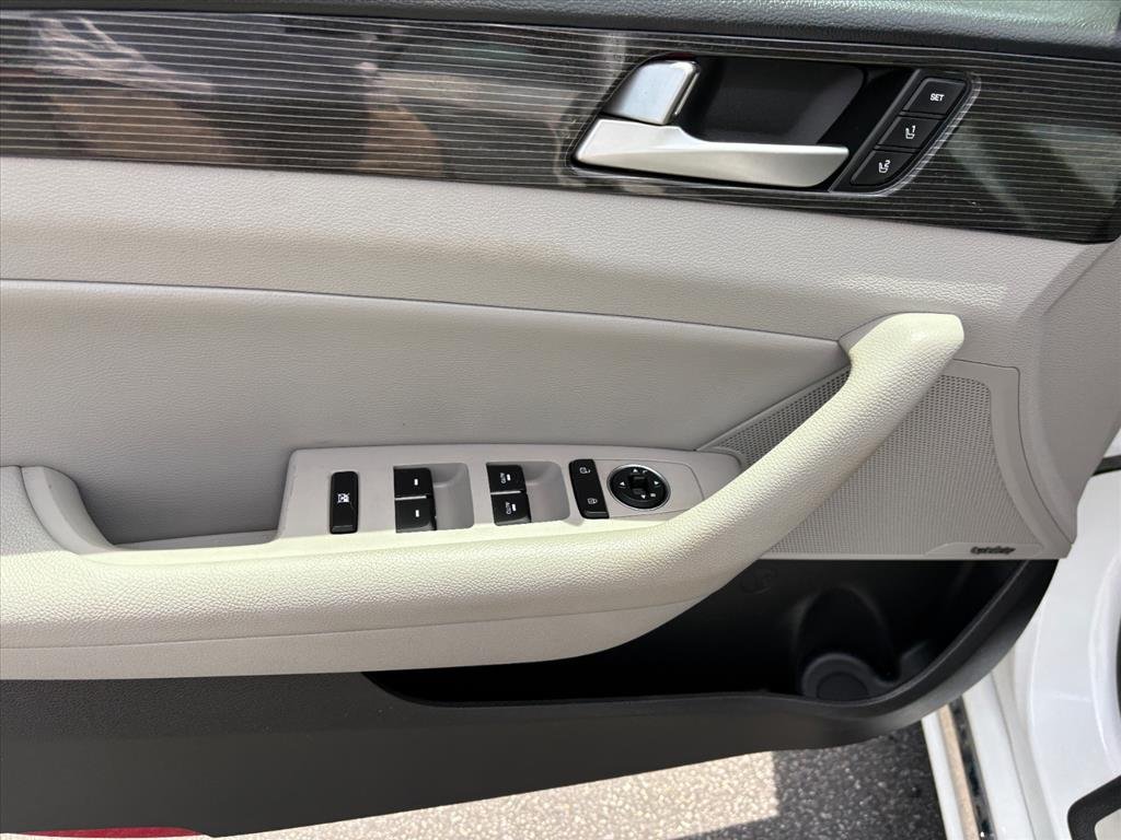 Used 2019 Hyper White Hyundai Limited image 21
