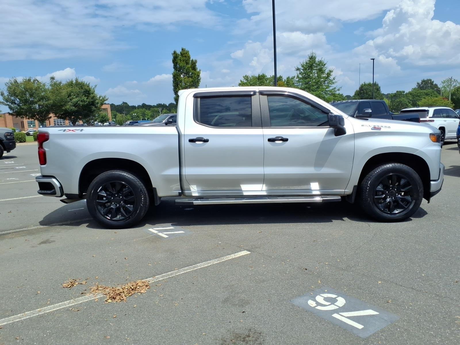 Used 2021 Silver Ice Metallic Chevrolet Custom image 11
