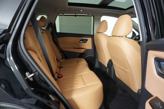 Used 2023 Black Nissan Platinum image 40