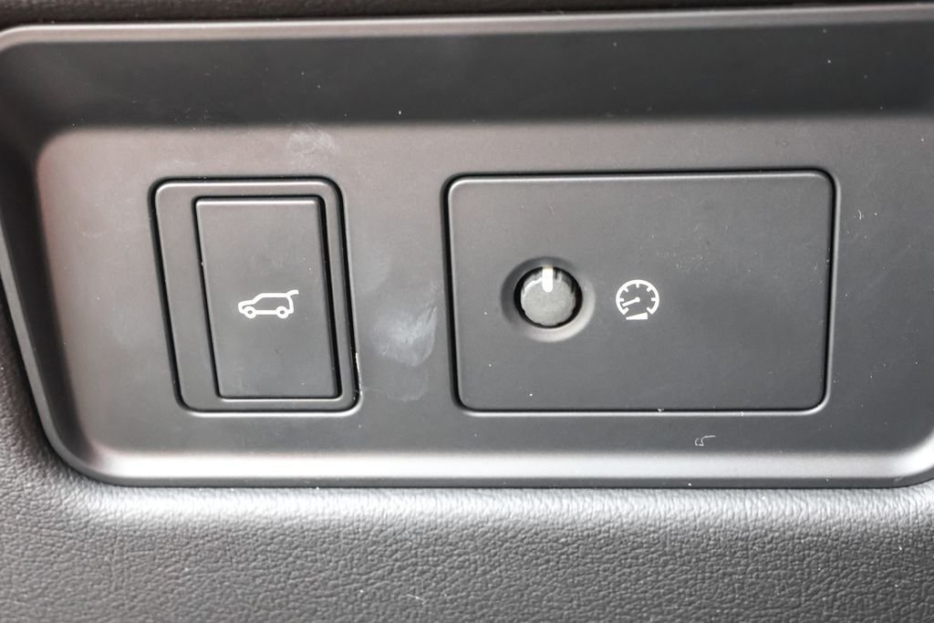 Used 2024  Jaguar P400 R-Dynamic S image 19
