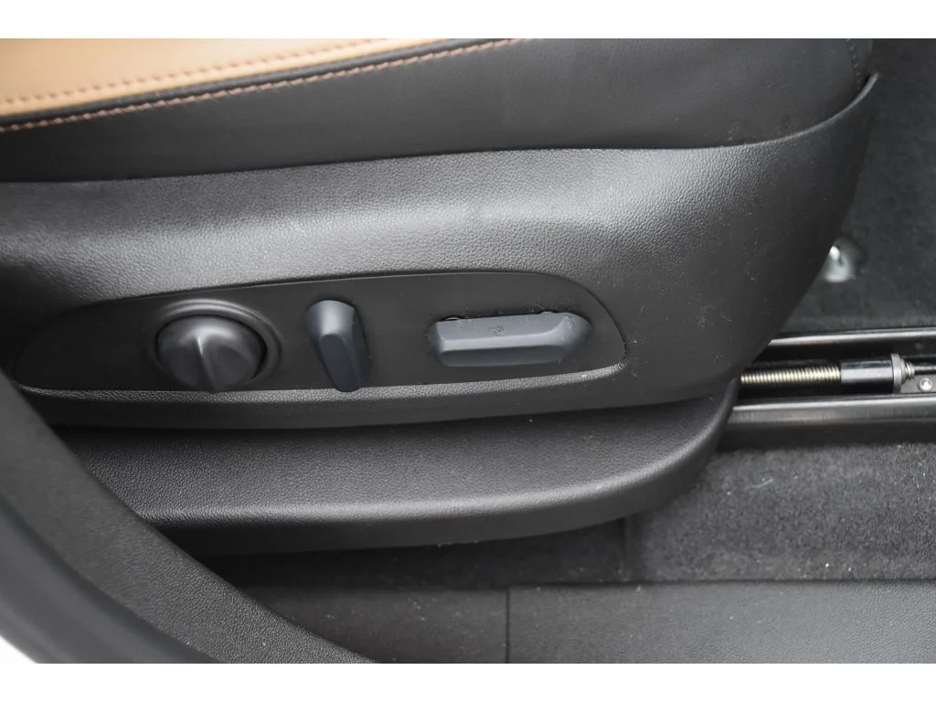 Used 2022 Iridescent Pearl Tricoat Chevrolet Premier image 31