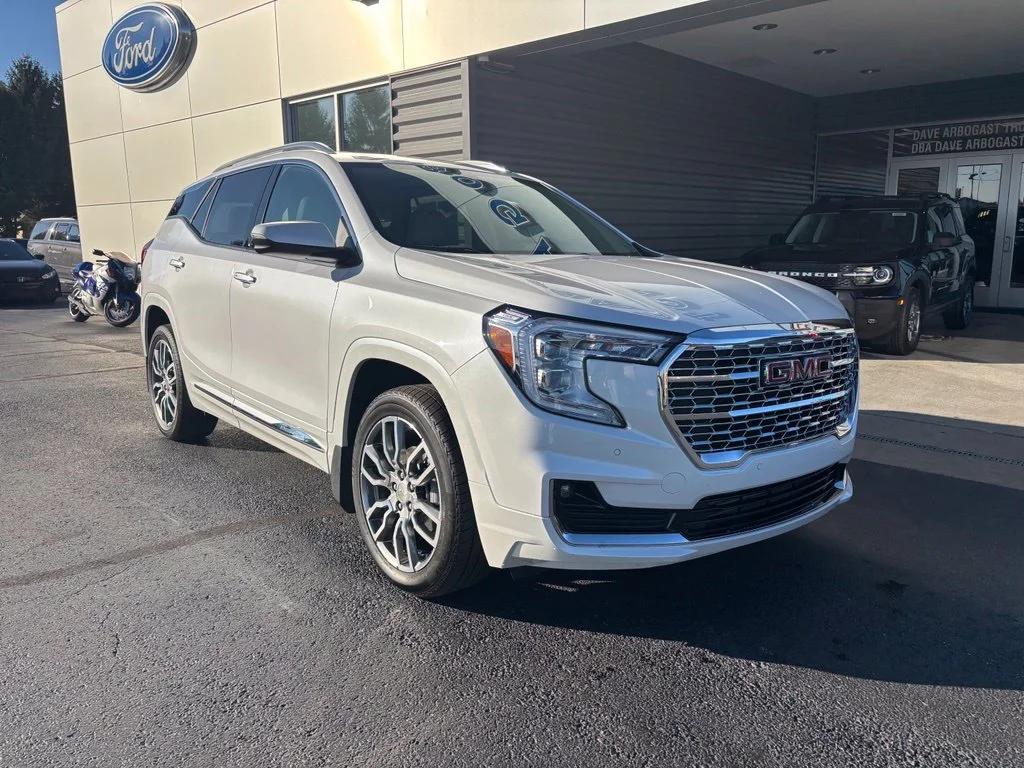 Used 2023 White GMC Denali image 2