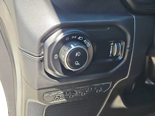 Used 2024  Jeep Mojave image 20