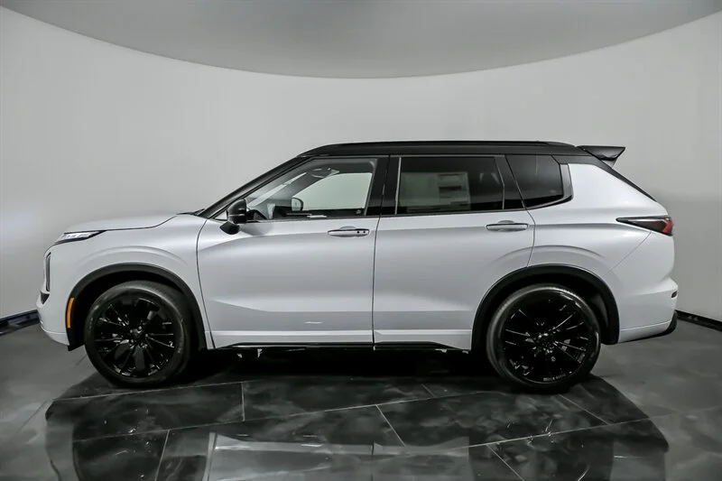 New 2026 White Diamond w/ Black Roof Mitsubishi Black Edition image 6