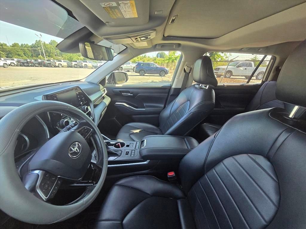Used 2021 Silver Toyota XLE image 4