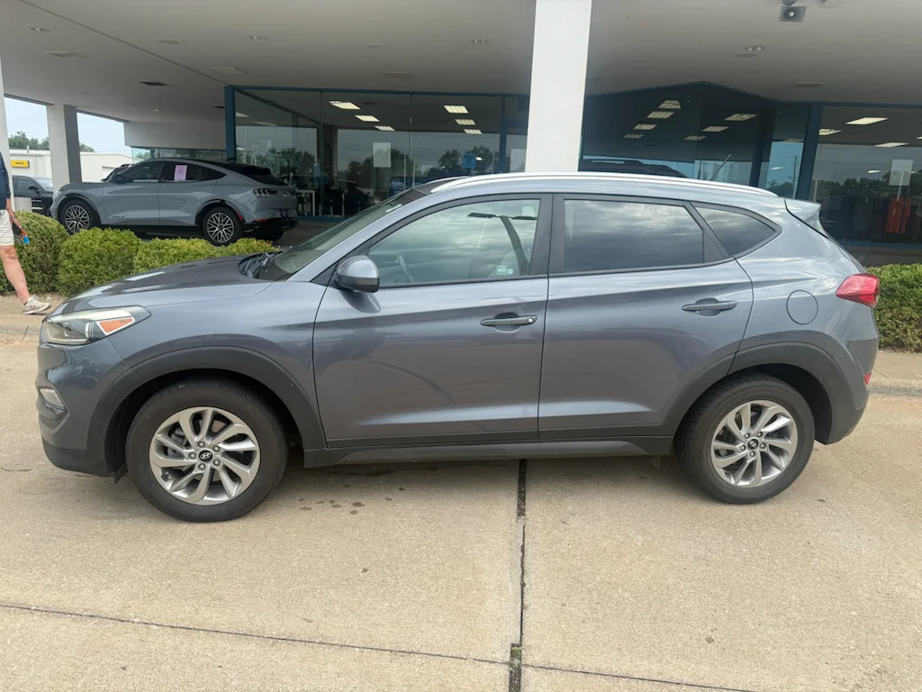 Used 2016 Coliseum Grey Hyundai SE image 12