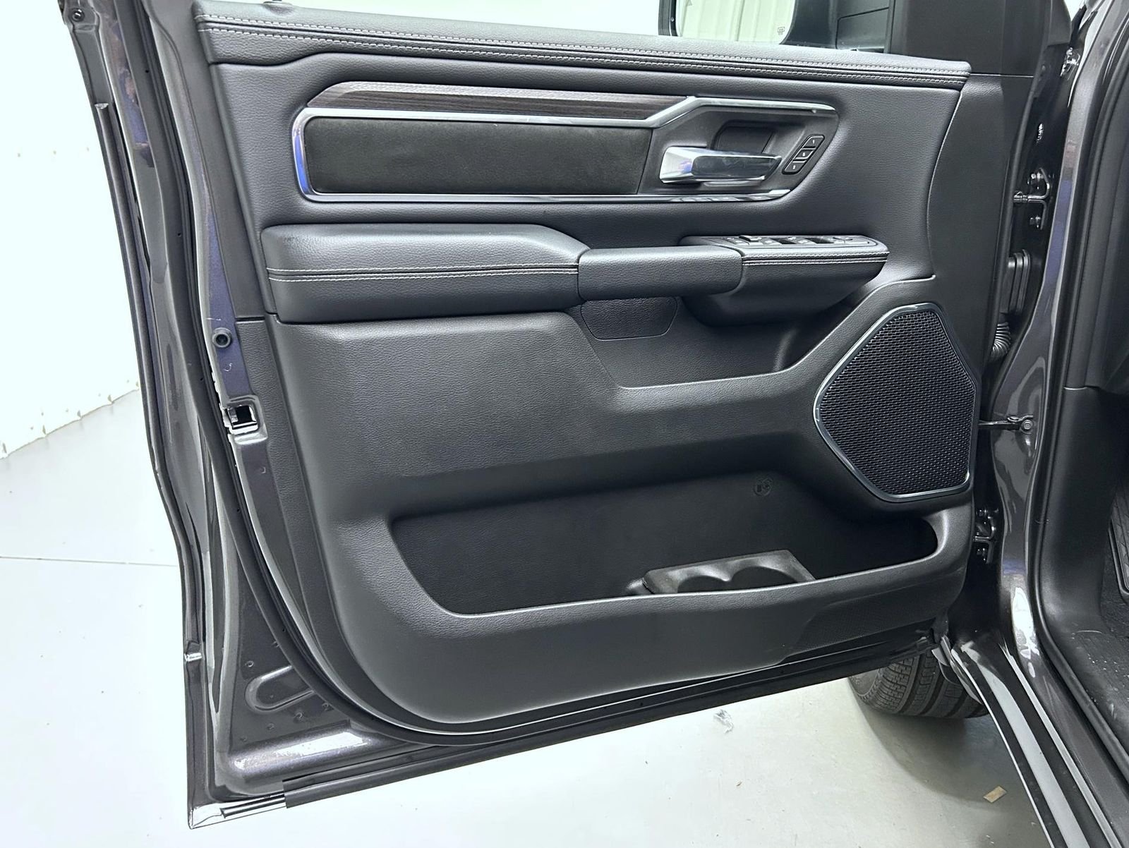 New 2026 Granite Crystal Metallic Clear-Coat Exterior Paint RAM Laramie image 9