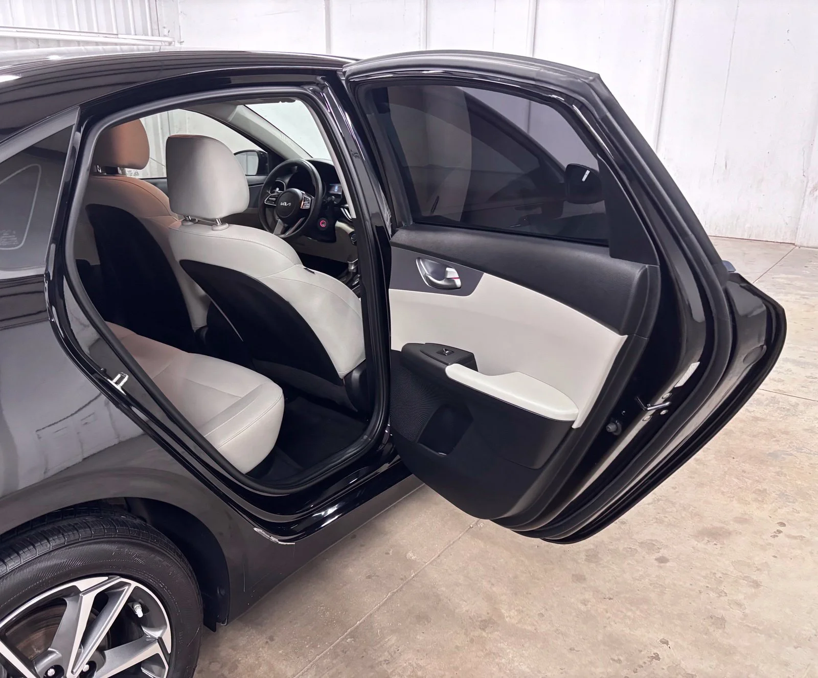 Used 2022 Black Kia LXS image 19