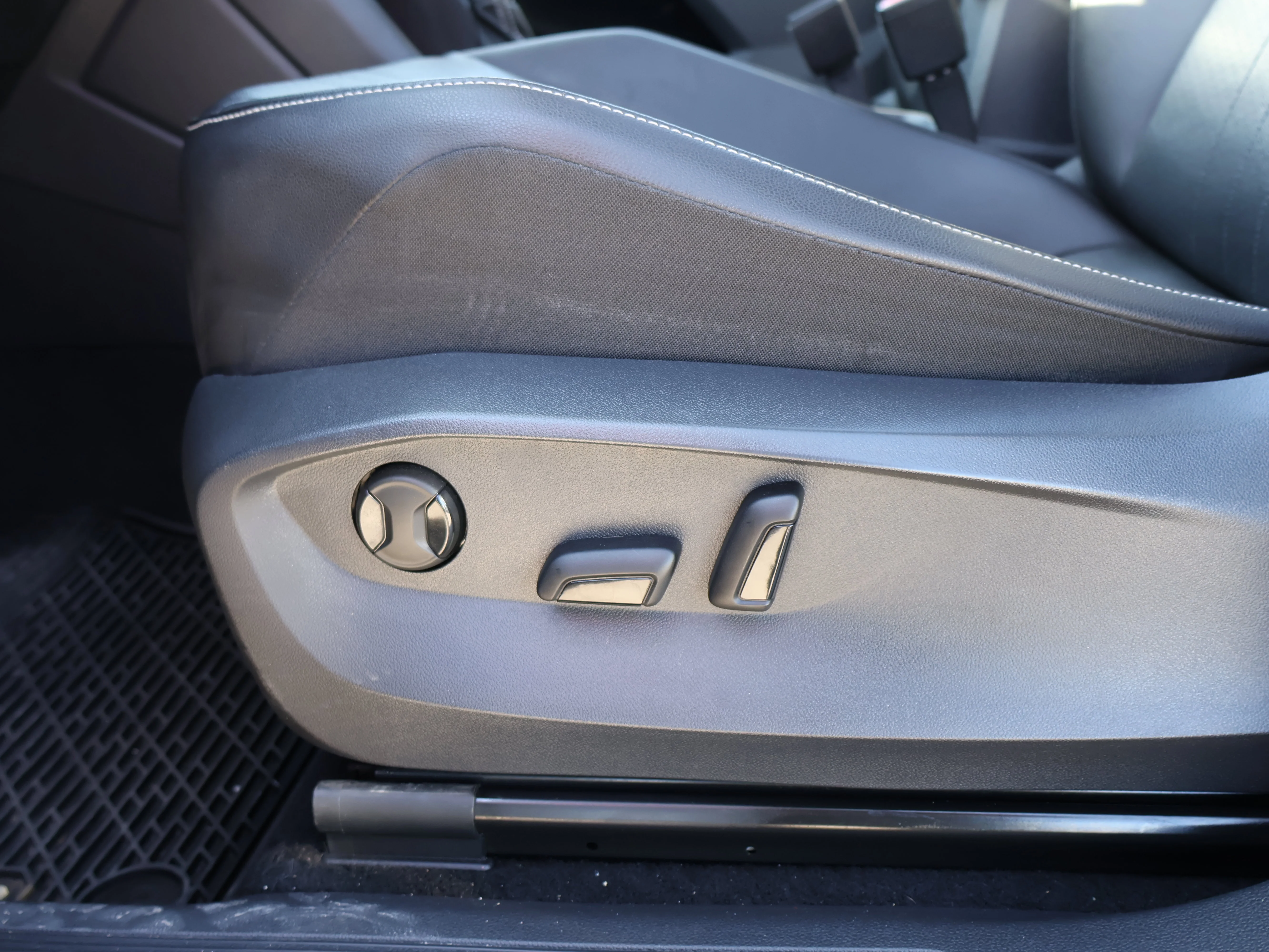 2022 Volkswagen Tiguan SE - Photo 35