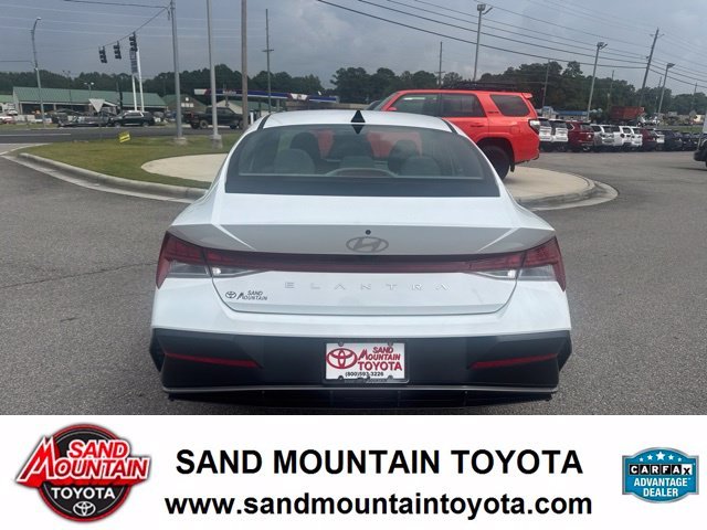 Used 2025 White Hyundai SEL Convenience image 4