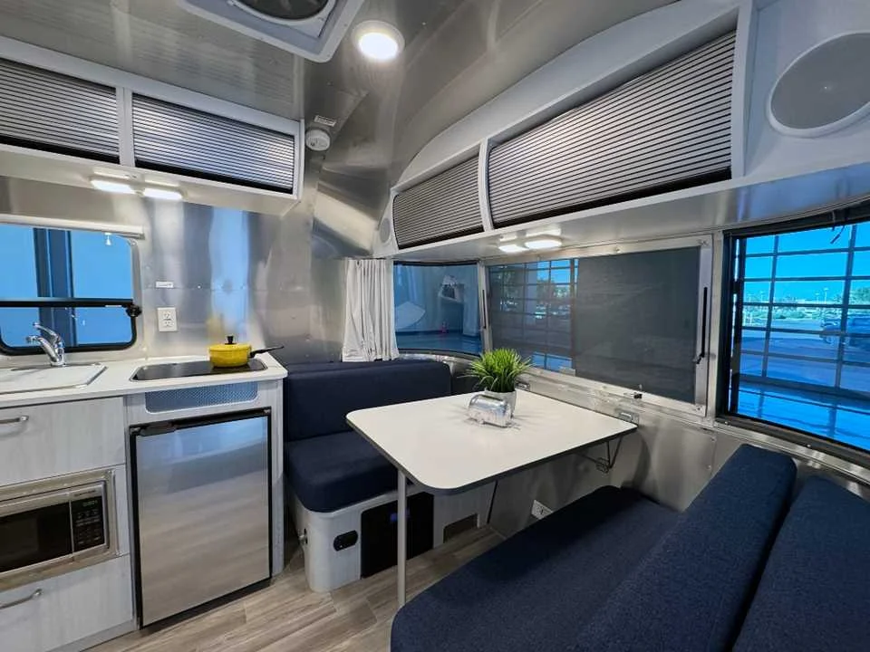 Used 2025  AIRSTREAM  image 6