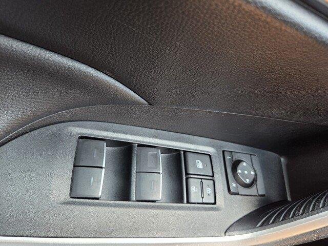 Used 2022 White Toyota XLE image 20