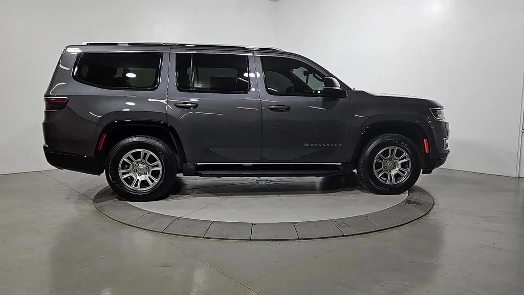 Used 2023 Gray Jeep Base image 7