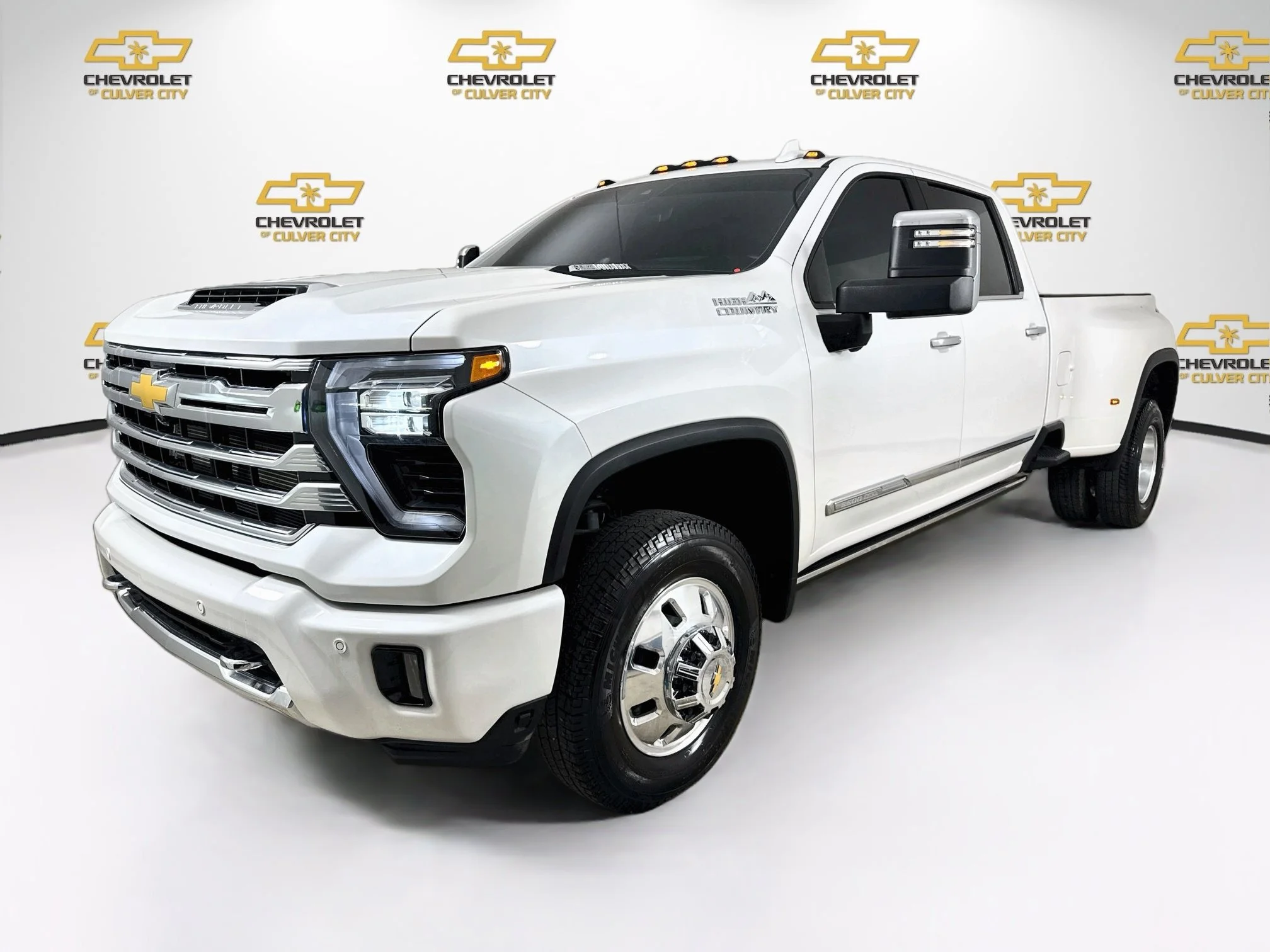 Used 2025 Iridescent Pearl Tricoat Chevrolet High Country DRW image 3