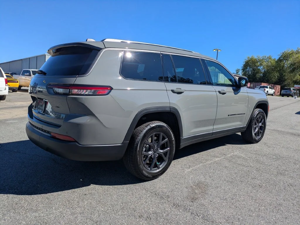 New 2027 Gray Jeep  image 4