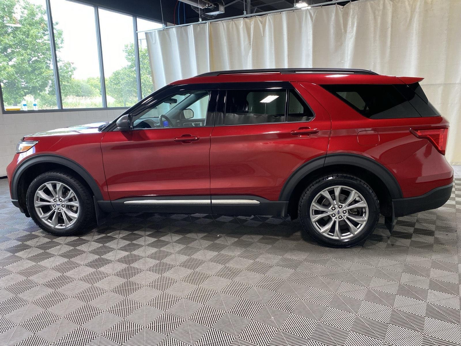 Used 2023 Rapid Red Metallic Tinted Clearcoat Ford XLT image 5