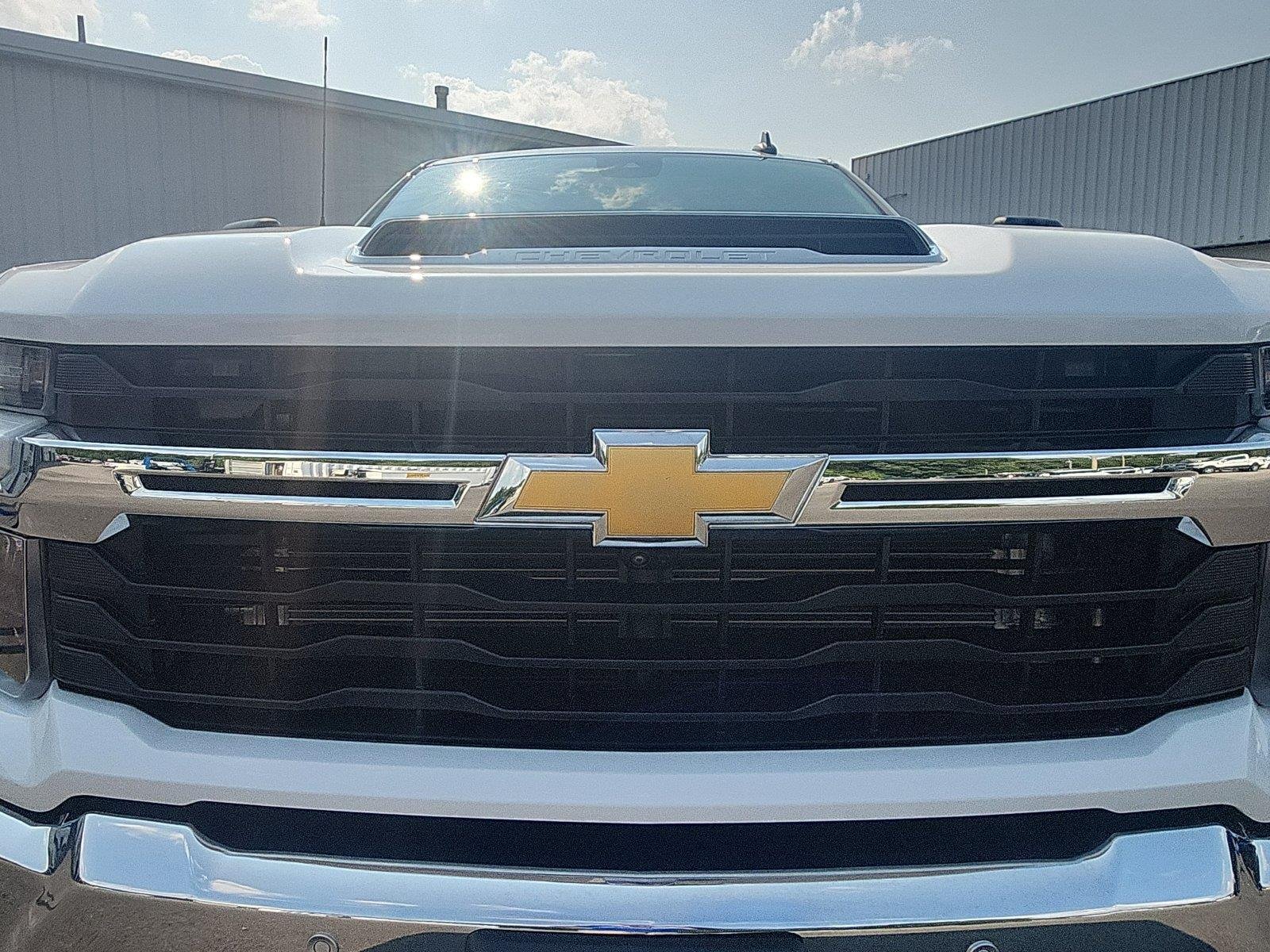 Used 2025 Summit White Chevrolet LT image 14