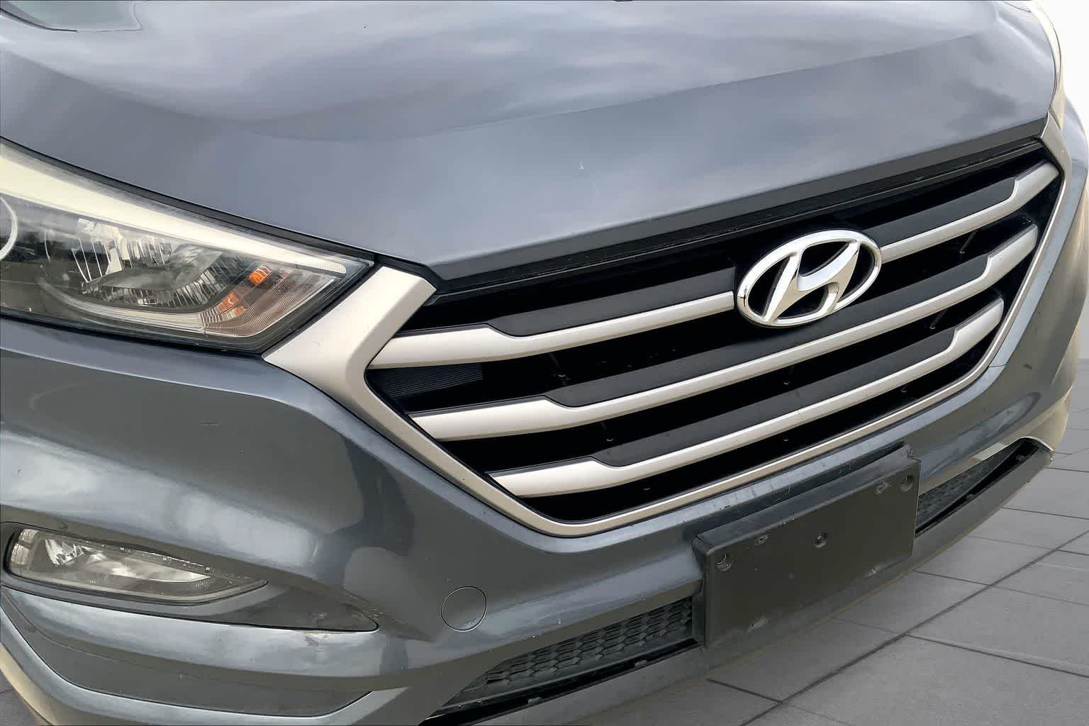 Used 2018 Coliseum Gray Hyundai SEL image 28