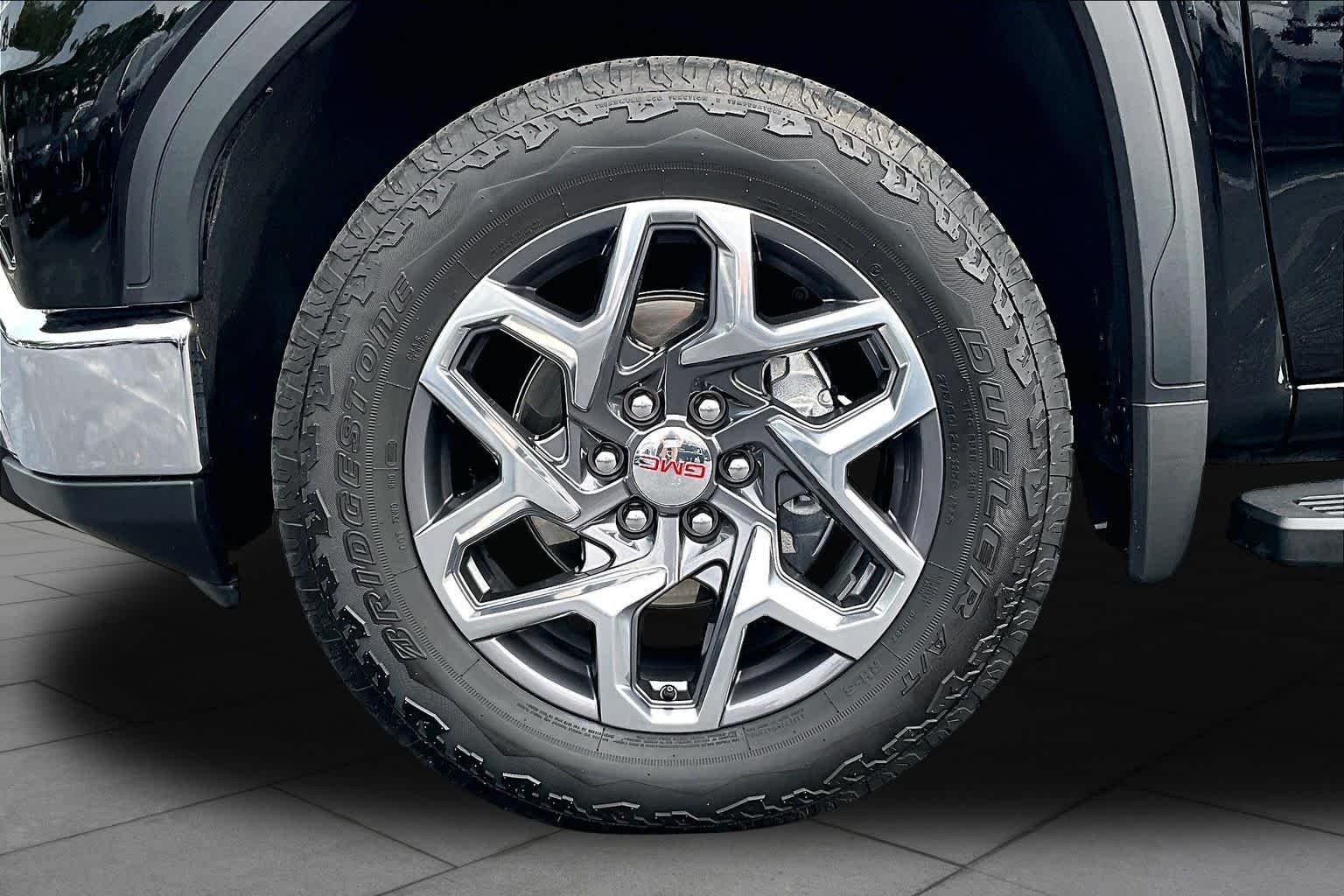 Used 2025 Onyx Black GMC SLT image 11