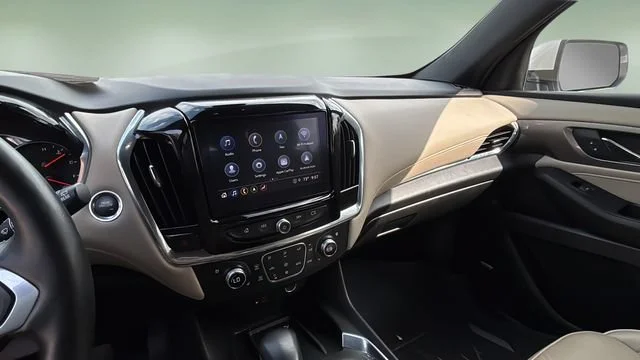 Used 2022 IRIDESCENT PEARL TRICOAT Chevrolet Premier image 23