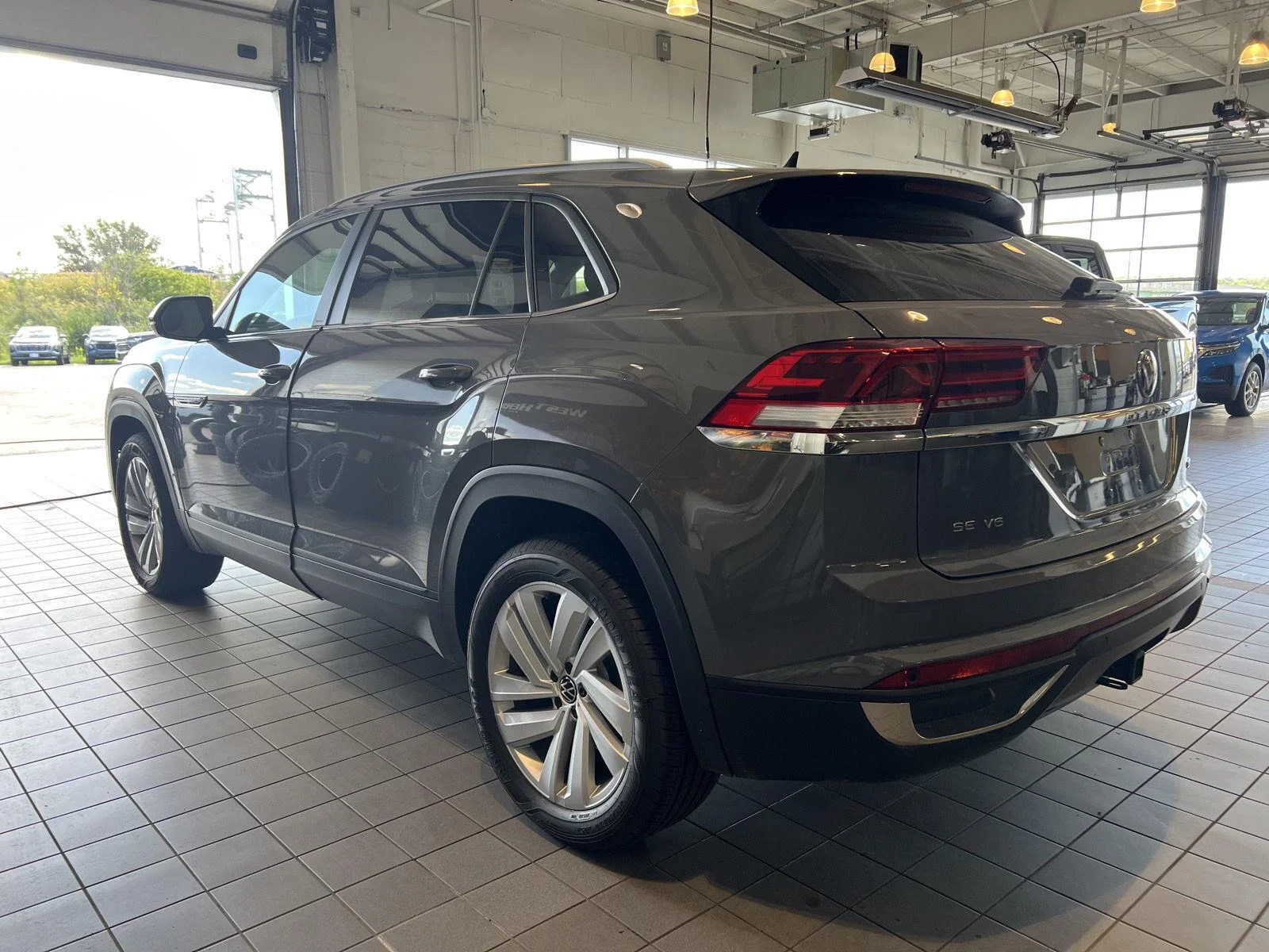 Used 2021  Volkswagen 3.6L V6 SE w/Technology image 6