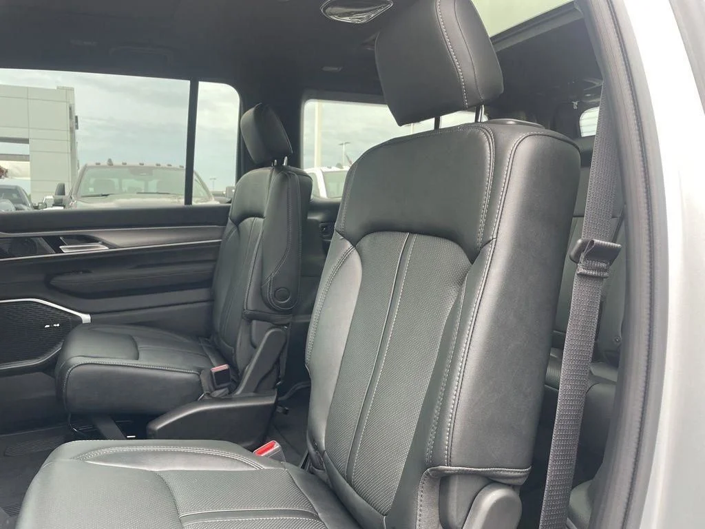 New 2026 Silver-Zynith Exterior Paint Jeep  image 32