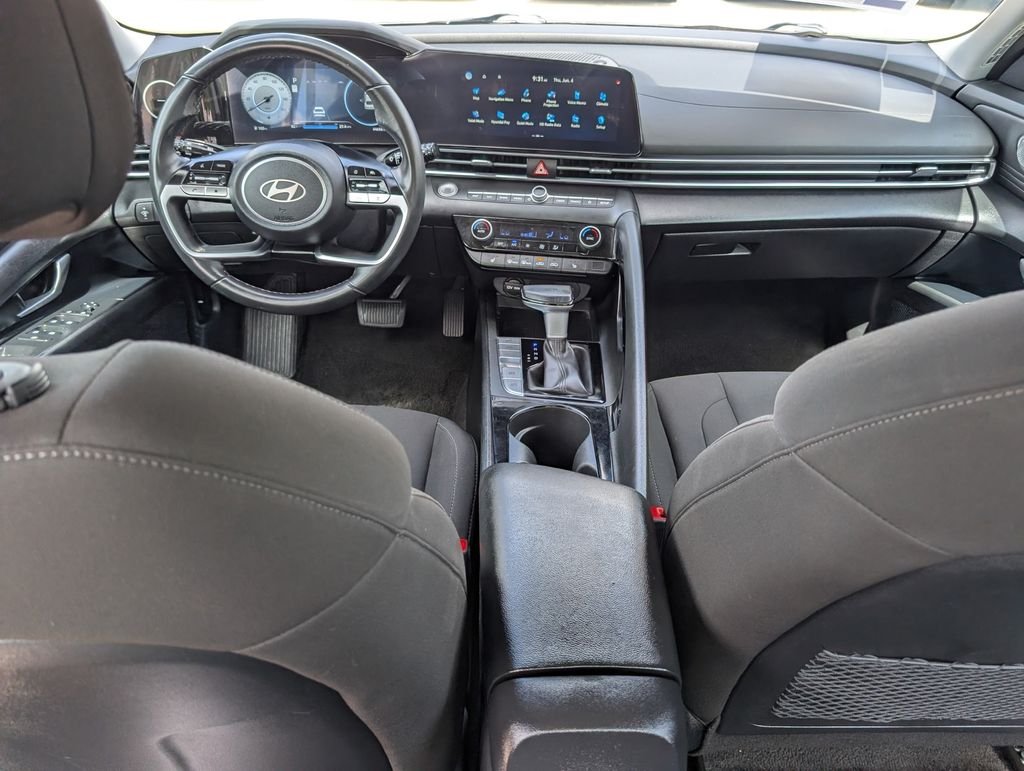 Used 2025 Silver Hyundai SEL Convenience image 18