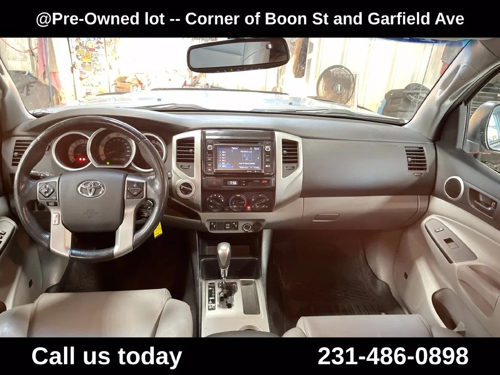 Used 2014  Toyota Base image 25