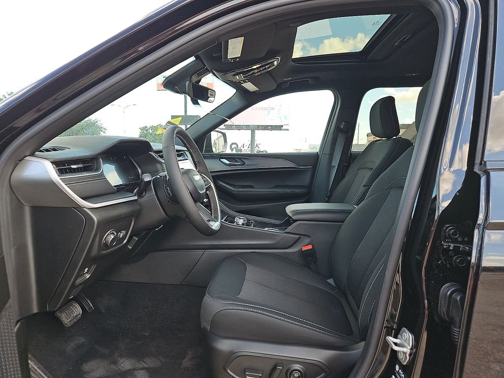 New 2026 Diamond Black Crystal Pearl-Coat Exterior Paint Jeep Laredo image 15