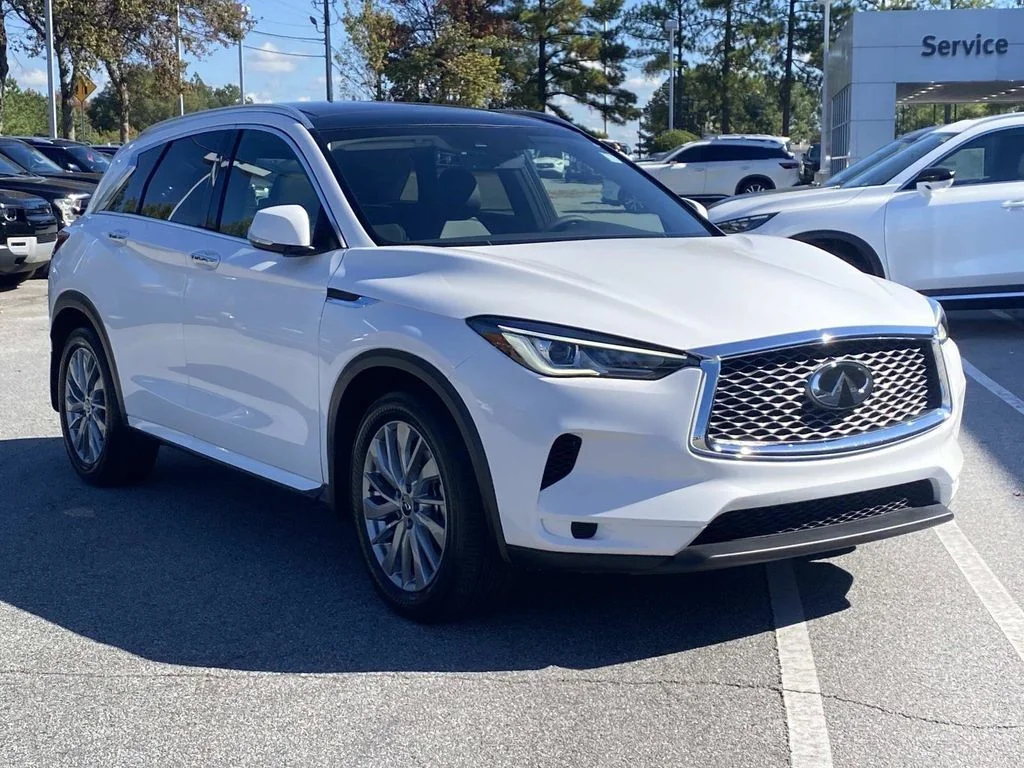 Used 2025 White INFINITI LUXE image 5