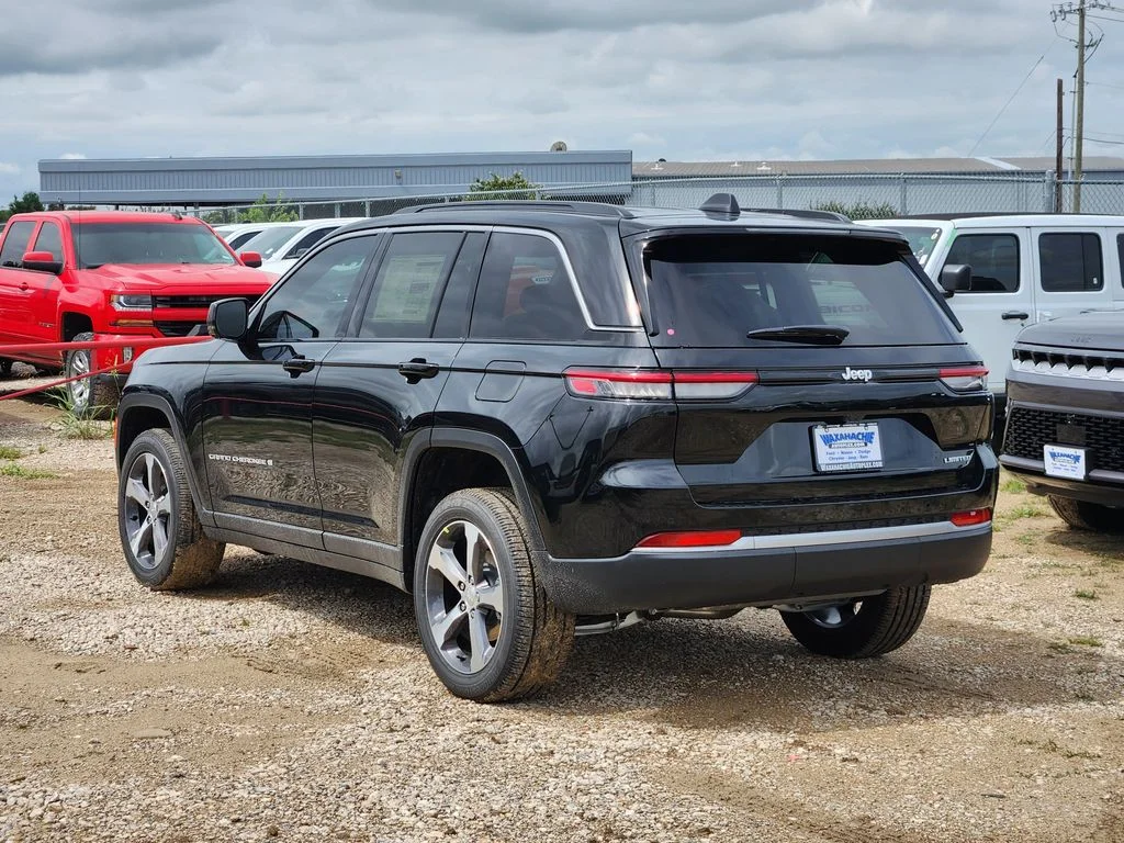 New 2026 Diamond Black Crystal Pearl-Coat Exterior Paint Jeep Limited image 4