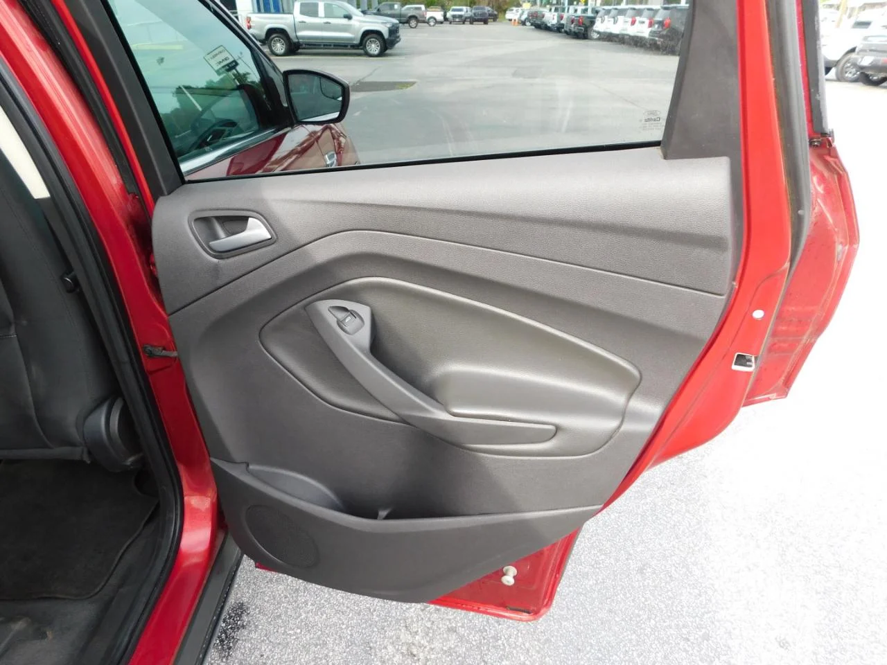 Used 2014 Red Ford FWD 4dr SE image 10