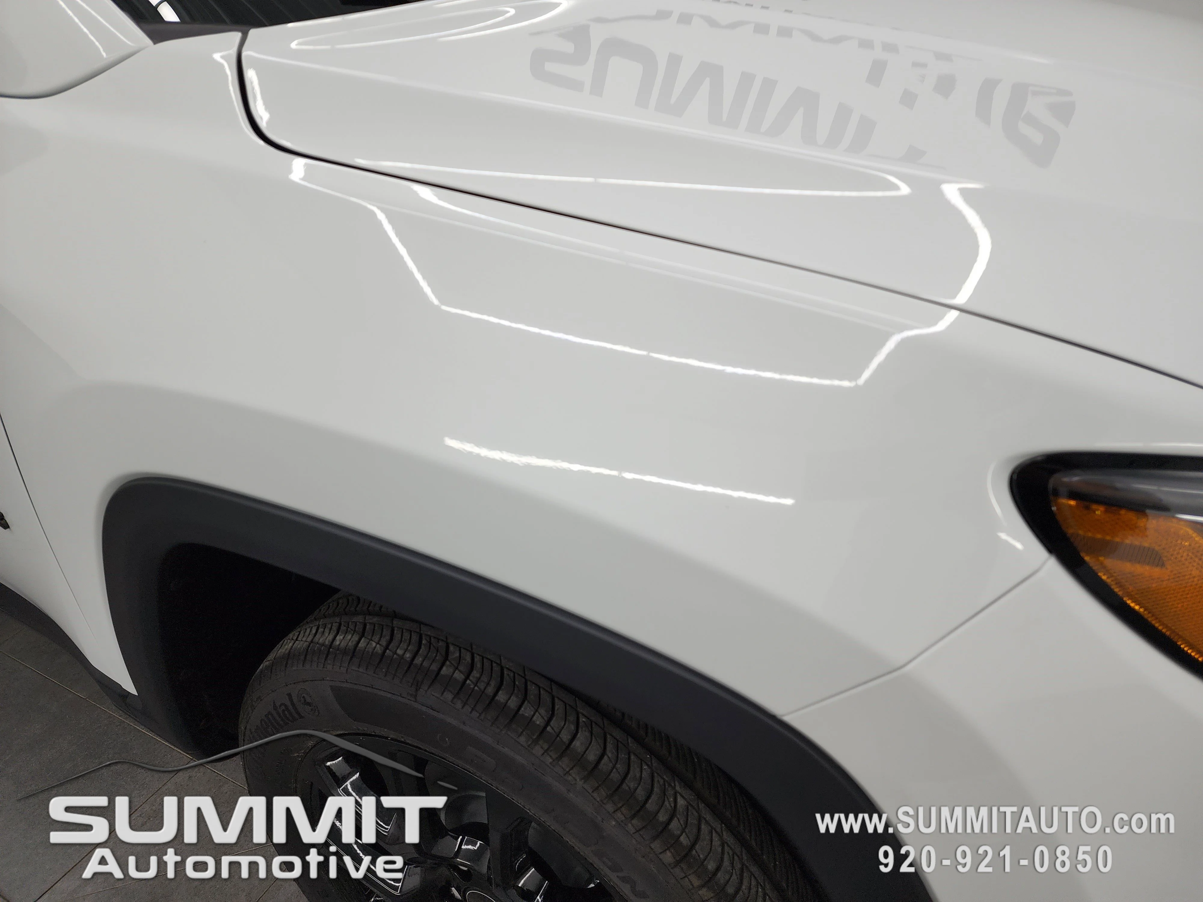 New 2026 Bright White Clearcoat Jeep Latitude image 25