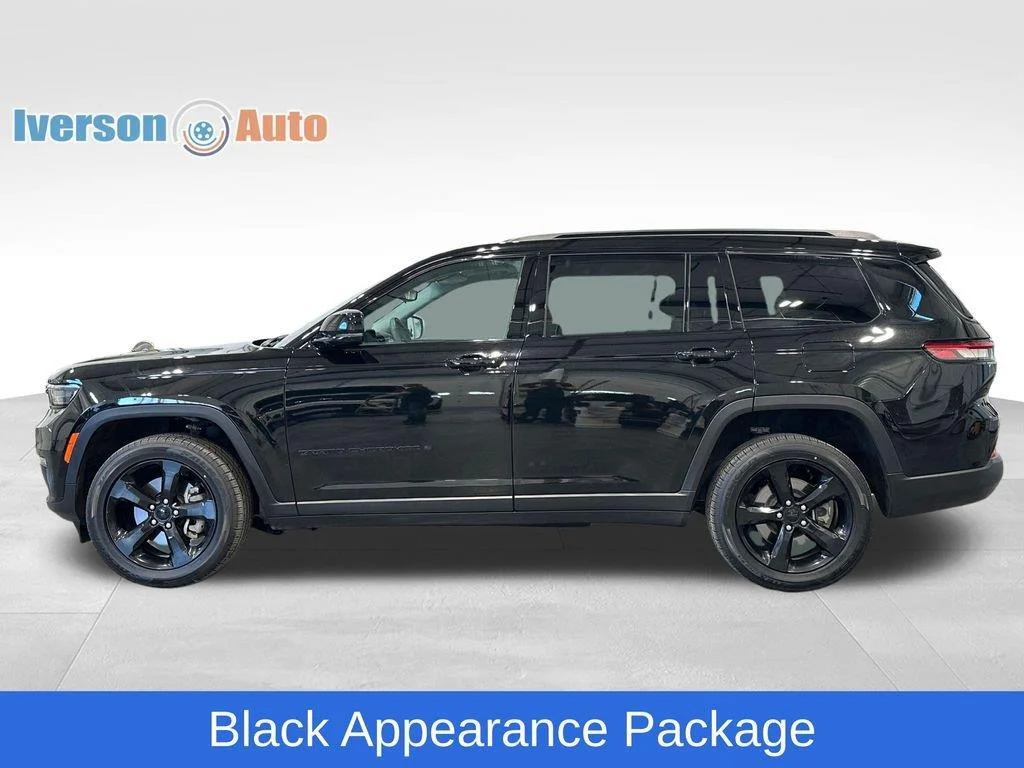 Used 2023 Diamond Black Crystal Pearlcoat Jeep Limited image 6